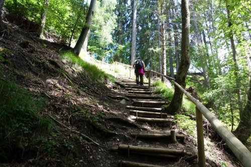 Nach steilen, mühseligen Stufen-Aufstiegen …